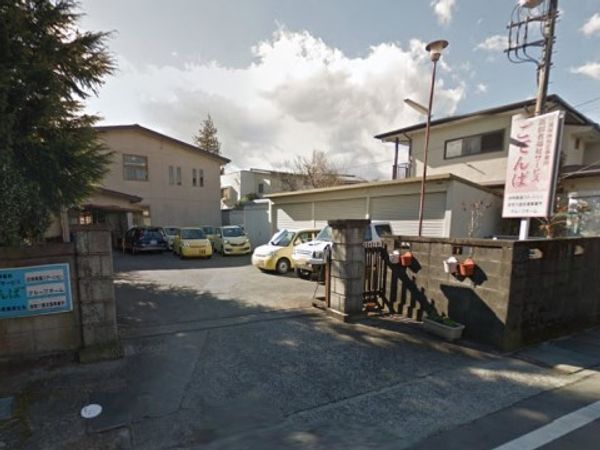 静かな通りの施設外観