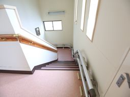 明るく広い階段