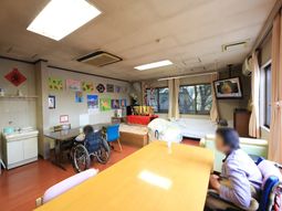 居室に人々がいる様子