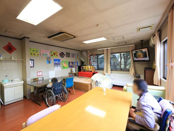 居室に人々がいる様子