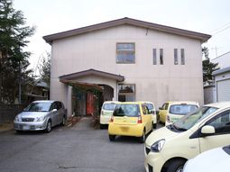 建物と駐車場の一角