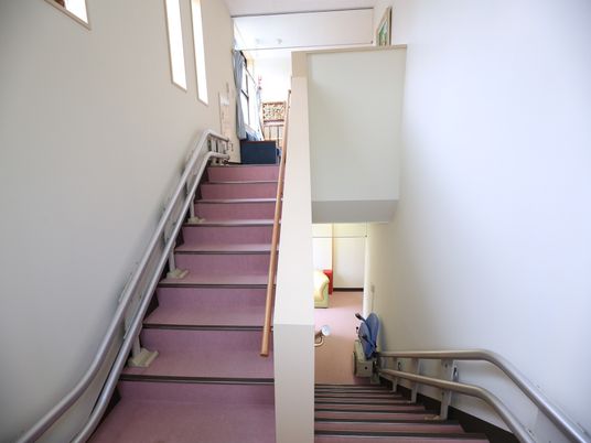  手すり付きの階段廊下 