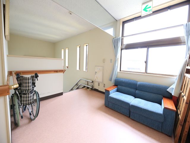 バリアフリー居室 休憩コーナー  広々とした部屋には、移動しやすいよう段差がなく、快適なソファが設えられています。窓辺は明るく、快適な居住空間を実感いただけます。