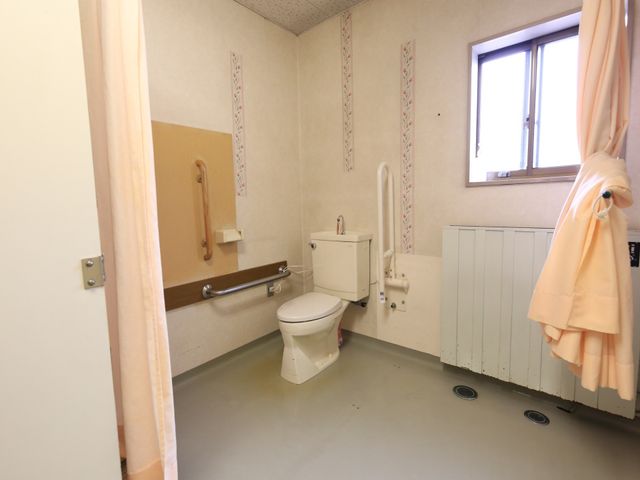 バリアフリートイレ トイレ 安全手すり付きのトイレで、安心してご利用いただける設計です。明るく清潔感のある空間を保っています。