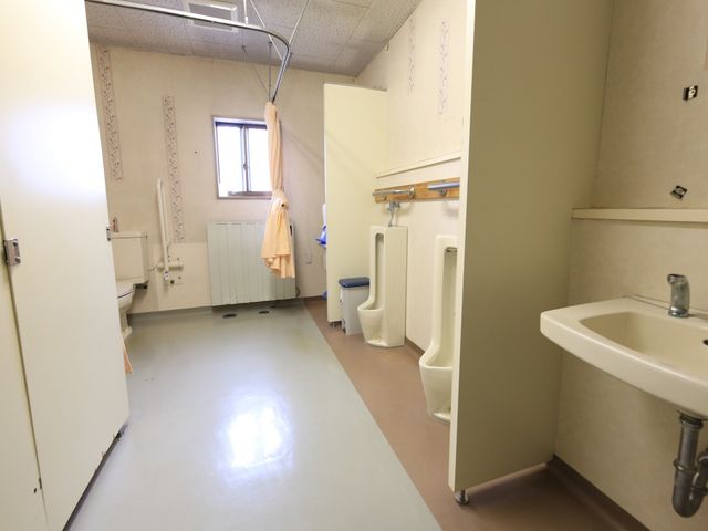 手すり付き洗面トイレ空間 トイレ  安全に配慮されたトイレスペースでは、手すりが設置されており、安心してご使用いただけます。明るく清潔感のある環境を保っています。