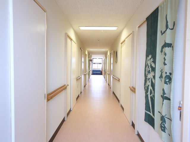 廊下の風景 廊下  手すりが取り付けられた綺麗な廊下が望めます。明るく落ち着いた空間で、日々の業務が快適に遂行できそうです。