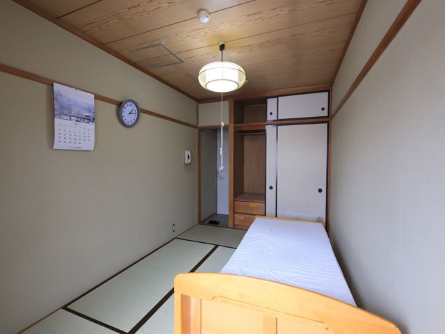 和室の居室 居室 落ち着いた雰囲気の居室です。畳の香りと木の温もりに包まれて、ゆったりとした時間を過ごせる空間となっています。