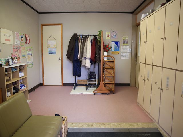 玄関ホールの整理された空間 玄関内部  清潔に保たれたエントランスは、来訪者を優しく迎え入れます。物入れや靴箱が配され、秩序だった雰囲気を感じさせます。