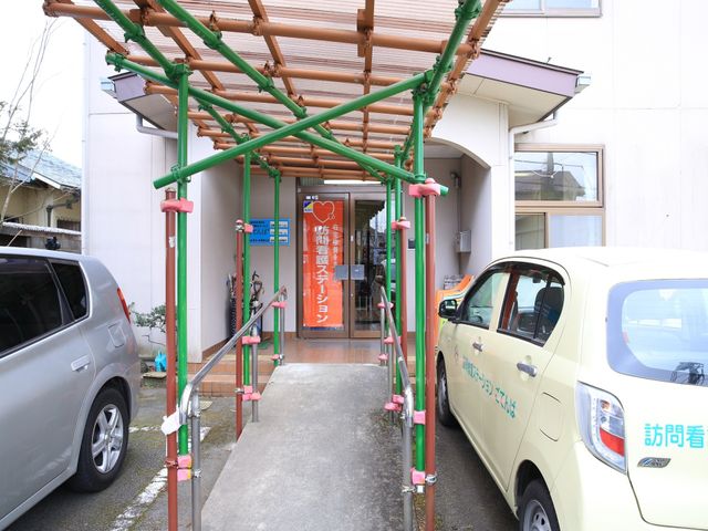 愛情あふれるエントランス 玄関  心温まるデザインが迎える入口は、来る人々に優しい気持ちを与え、働く環境としても心地よい空間を予感させます。