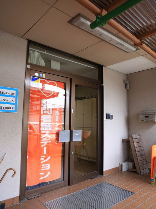 明るいエントランスの自動ドア 