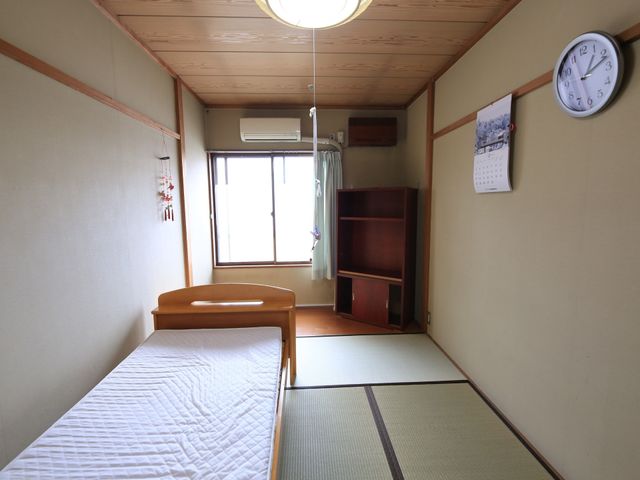 居室の清潔な空間 居室 ぬくもりを感じる木目調で統一された居室です。シンプルながら住みやすさを大切にした配慮が見受けられます。