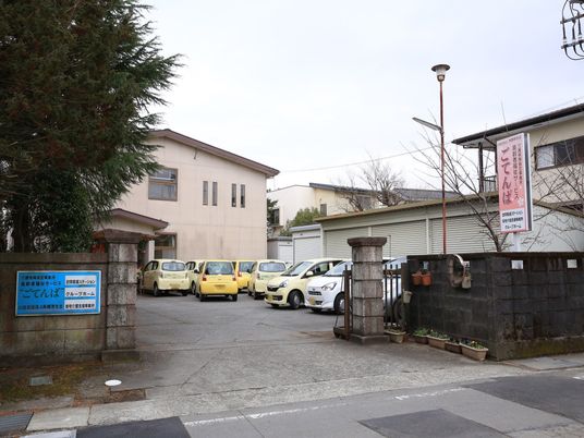 施設入口と駐車場 