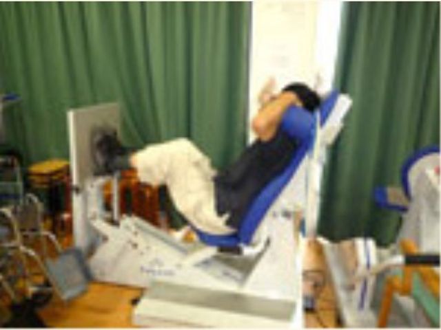 リハビリ機器と利用者 リハビリ風景 専門のリハビリ機器でトレーニングを実施している光景です。スタッフと共に、ご自分のペースで健康を支える環境が整っています。