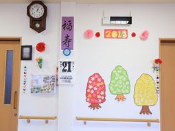 壁飾りのある休憩室