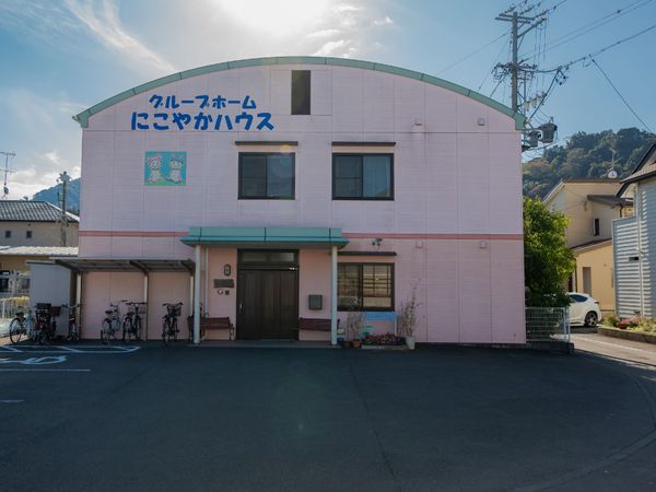 ピンクの壁の建物外観