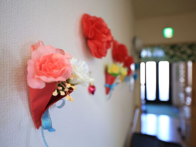 壁の花飾りと廊下 装飾 廊下に彩りを添える花の装飾があり、訪れる方々に安らぎを提供します。こだわりのある心温まる環境でお仕事しませんか？