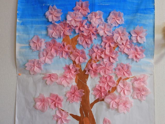 手作りの桜の壁紙 装飾 壁に飾られた手作りの桜の壁紙は、創造性と季節感を感じさせます。手仕事を通じたコミュニケーションが活発な場を想像できるでしょう。