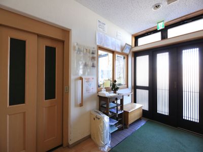 明るいエントランスの風景