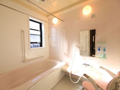明るい清潔感のある浴室