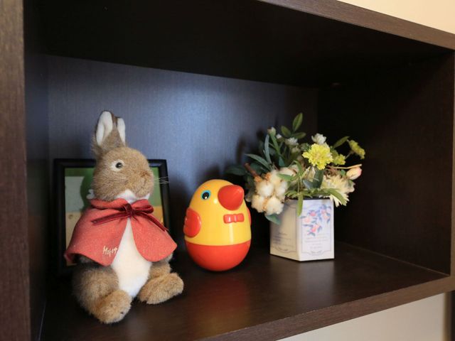 ぬいぐるみと花瓶の棚 置物 居室に飾られた温かみのある小物が、心休まる空間を演出しております。心温まる環境でのお仕事をご希望なら、ご応募ください。