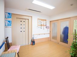 明るい廊下の様子