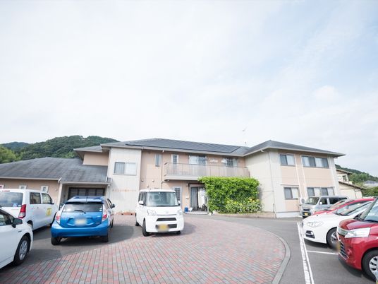 施設前の駐車場風景