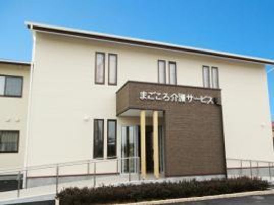 グループホーム青葉町の看板が掲げられている施設の外観写真