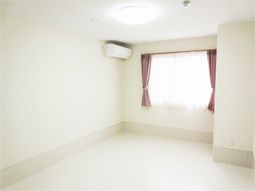 白を基調とした清潔な居室