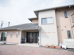 明るい建物のエントランス