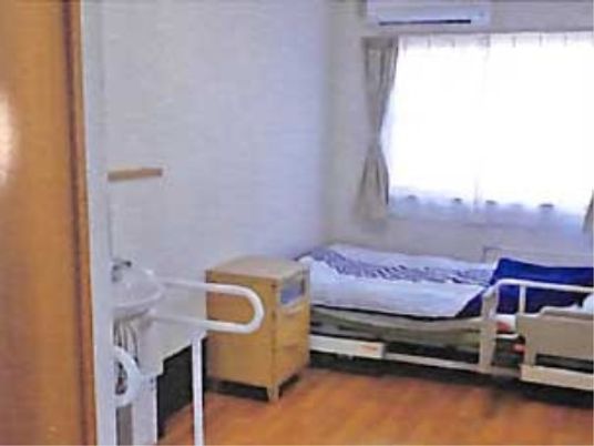 居室の一角と寝具