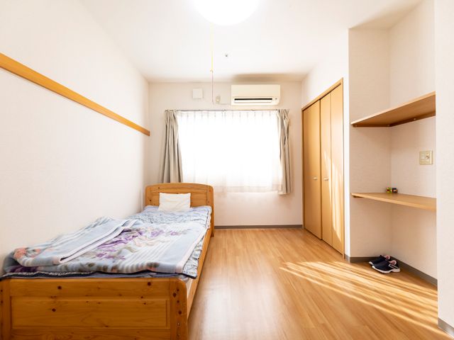 快適なシングル居室 居室 清潔感のある個室で、日差しが心地よいまどろみのひとときを。収納スペースも充実しており、静かな環境を提供しています。