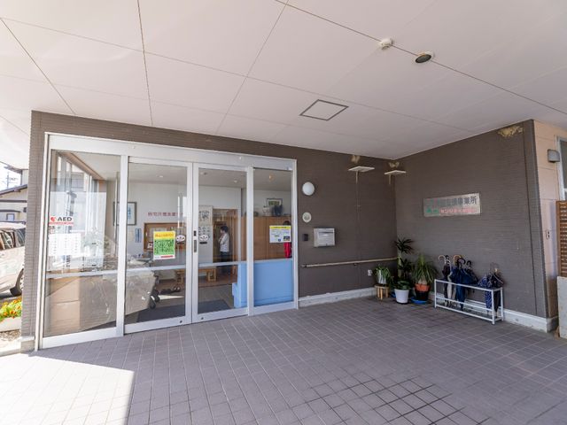 明るいエントランスの様子 玄関 広々とした門出を迎えるエントランスです。日々の出入りが快適で、清潔感のある環境が保たれています。