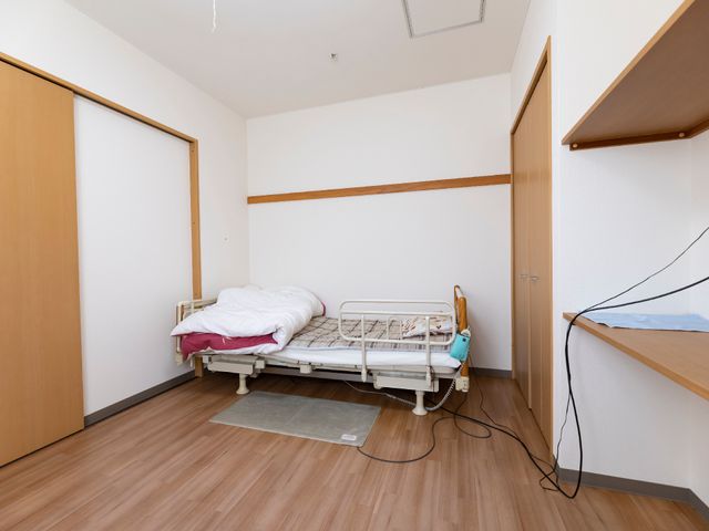 シンプルな居室の様子 居室 明るく清潔感のある個室です。必要な備品が整っており、プライバシーを守りながら快適に過ごせる空間となっています。