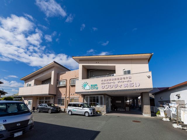 広々とした施設の外観 外観 青空の下、清潔感のあふれる外観を持つ施設です。快適な職場環境をお求めの方にはぴったりの場所かもしれません。