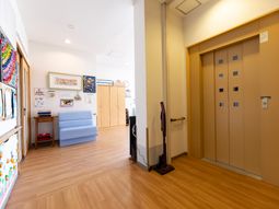 明るい室内と廊下