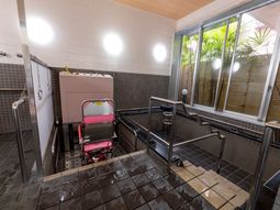 バリアフリーの浴室設備