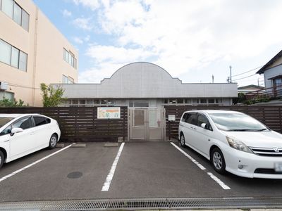 施設外観と駐車場