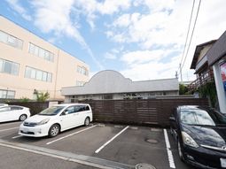 広々とした外観の建物