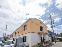 明るい外観の建物