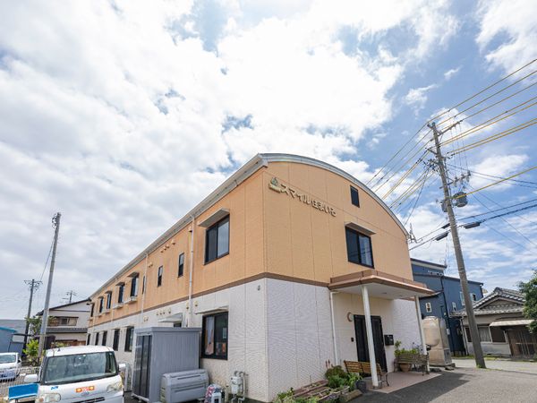 明るい外観の建物