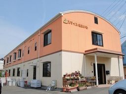 明るい外観の建物