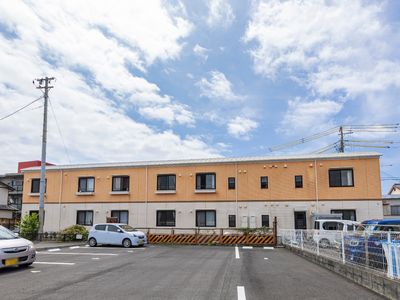 明るい外観の建物