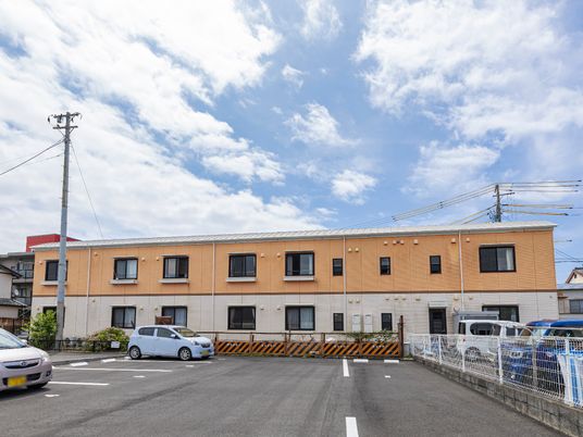 明るい外観の建物