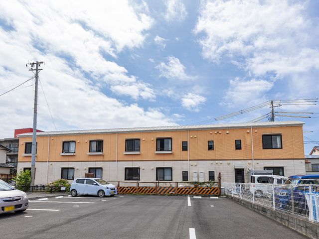 明るい外観の建物 外観 落ち着いた色合いの建物は、地域の景観にも馴染んでいます。これからのキャリアを一緒に築く場所としてご検討ください。