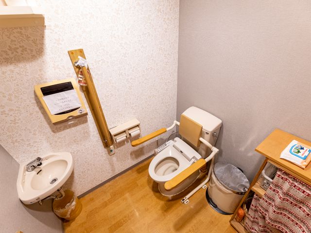バリアフリートイレ設備 トイレ 安全・快適な使い心地のトイレは、手すりとスペースを備えていて、どなたでも安心してお使いいただけます。