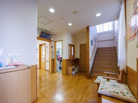 温かな雰囲気の廊下