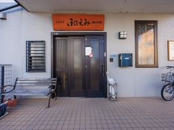 入り口前のベンチ