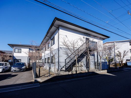 白い建物の外観