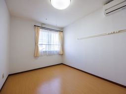 明るい個室の居室