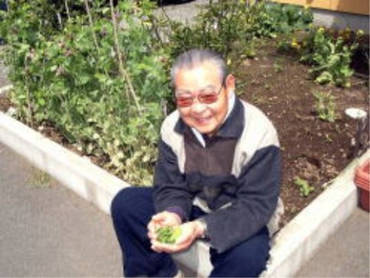 笑顔のおじいさんと植物